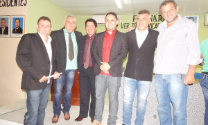 Prefeito e vice-prefeito de Arneiroz participam de reunião do legislativo municipal e suplente de vereador assume vaga na Câmara.